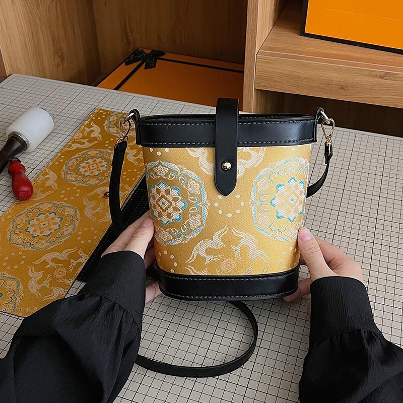 Leatherwork Patterns - DIY Knitted Bag - Pink Vintage