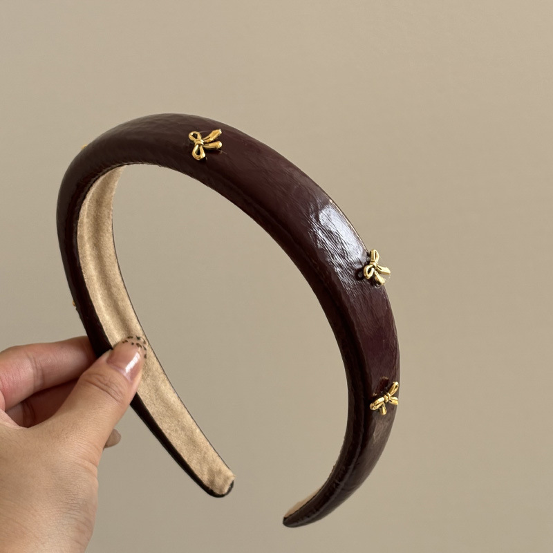 Retro leather atmosphere golde - огляд і ціна Leatherwork Pony